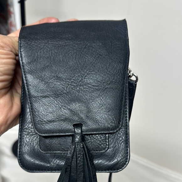 Stylish Black Crossbody Bag with Tassel Detail - Picture 3 of 9